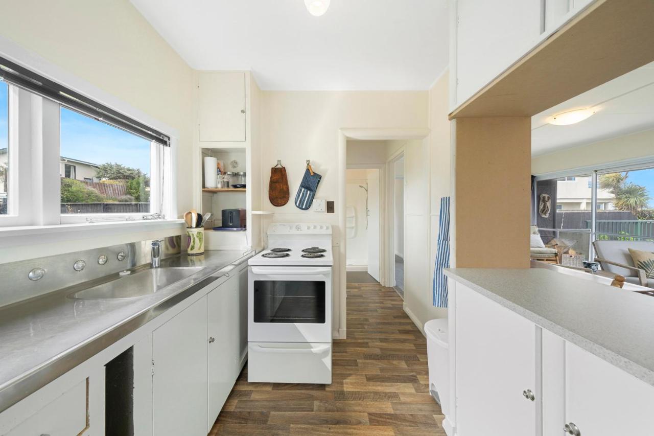 The Green Trout - Paraparaumu Beach Holiday Home Exterior photo